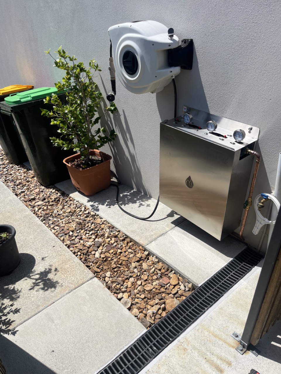 Water filter and hose reel on a side path